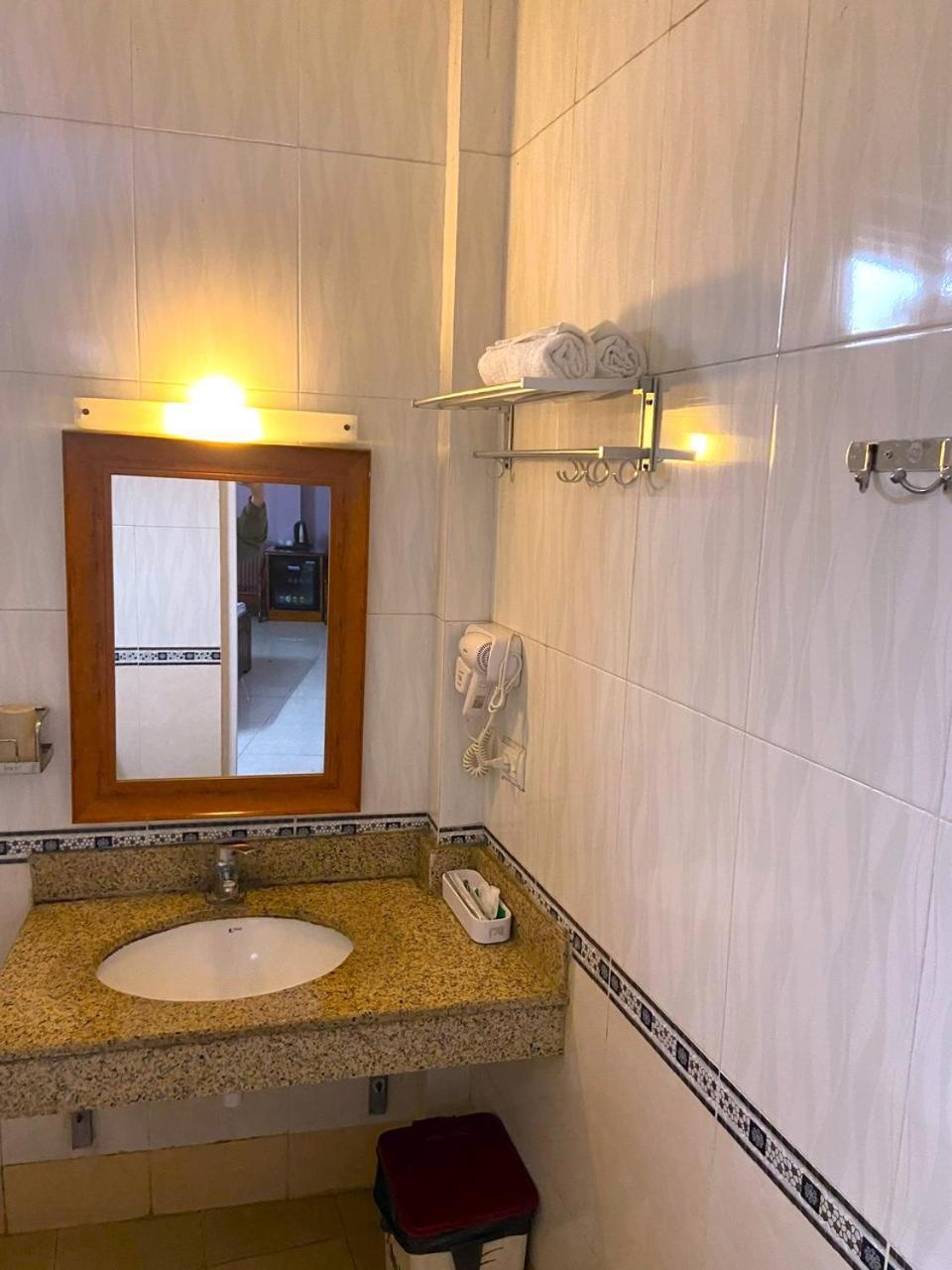 Hong Ha Airport Hotel Thach Loi Esterno foto
